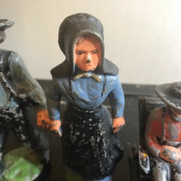 Vintage Cast Iron Toys Horse Drawn Wagon & Fireman & Amish Figurines - Picture 5 of 12